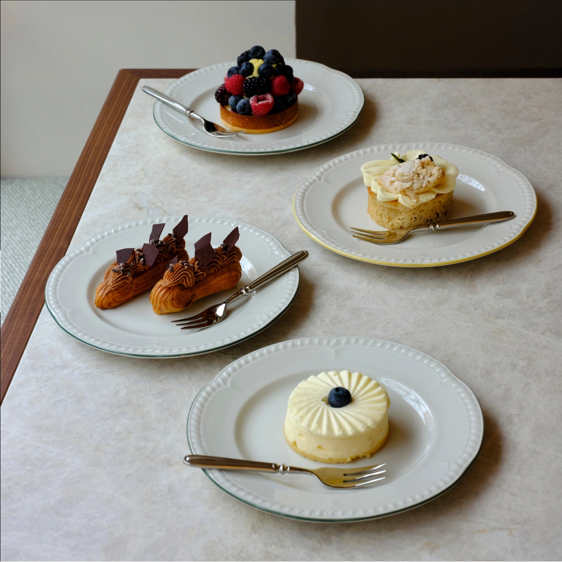 Auswahl an Patisserie und Desserts der Tagesbar Florentine München