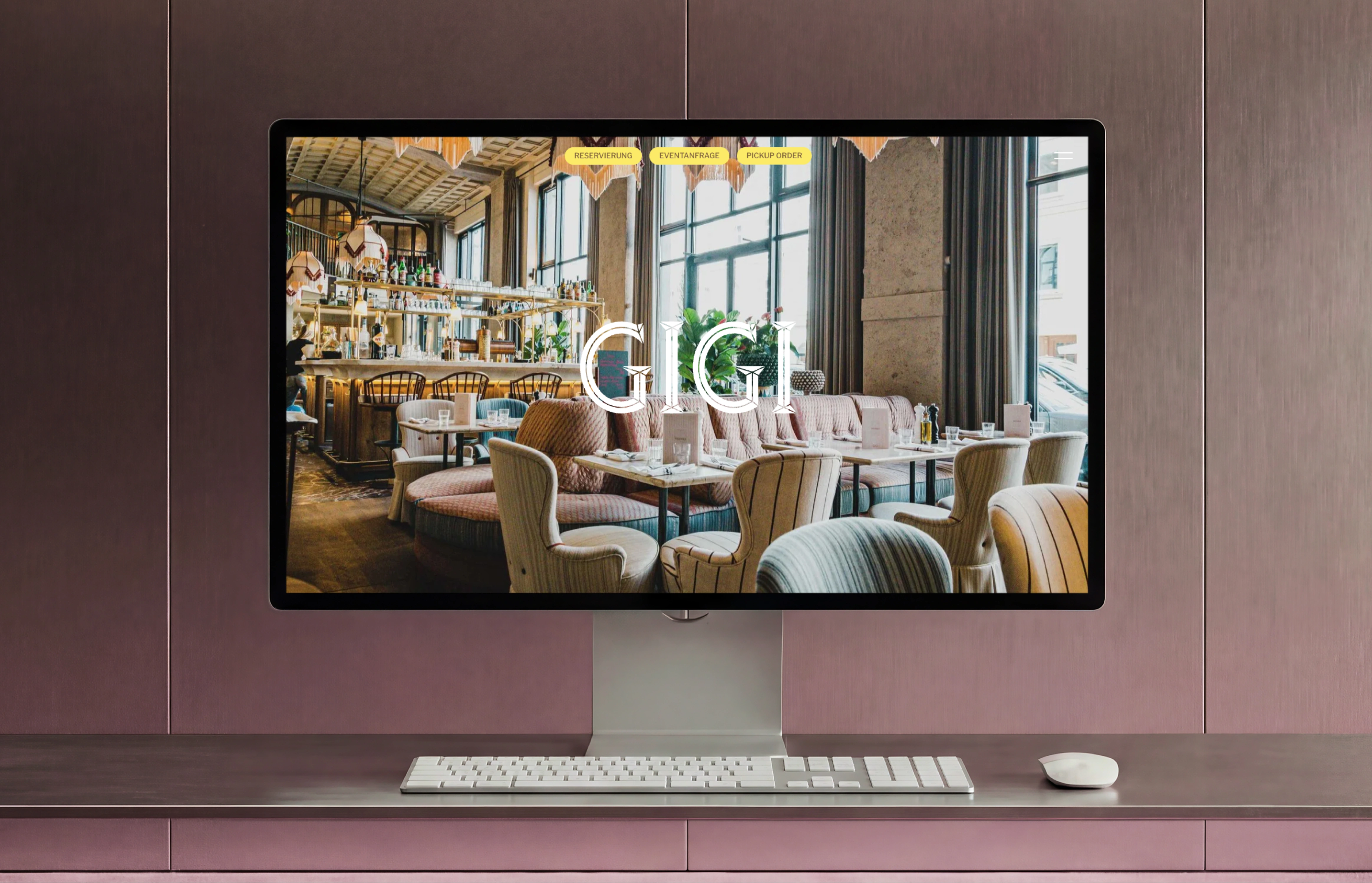 Webdesign für das Restaurant GIGI München – Desktop-Mockup der Startseite mit großflächigem Hero-Bild des Innenraums und zentralem Logo