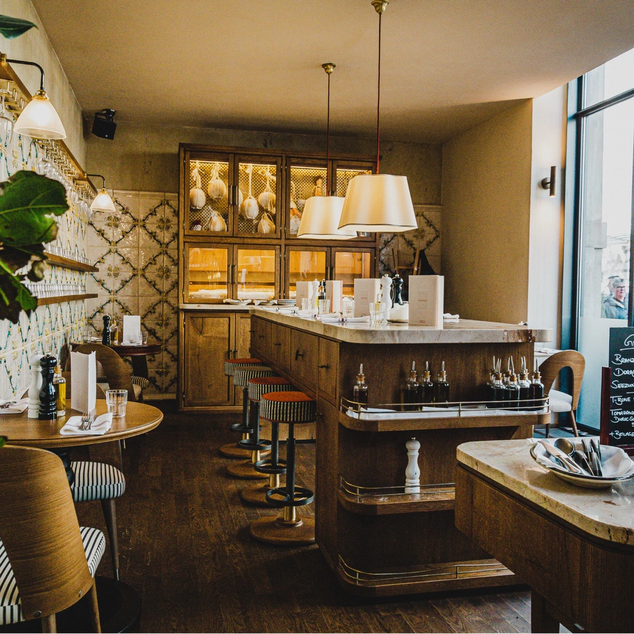 Innenraum des Restaurant Gigi München mit stilvollen Sitzbänken und warmer Beleuchtung