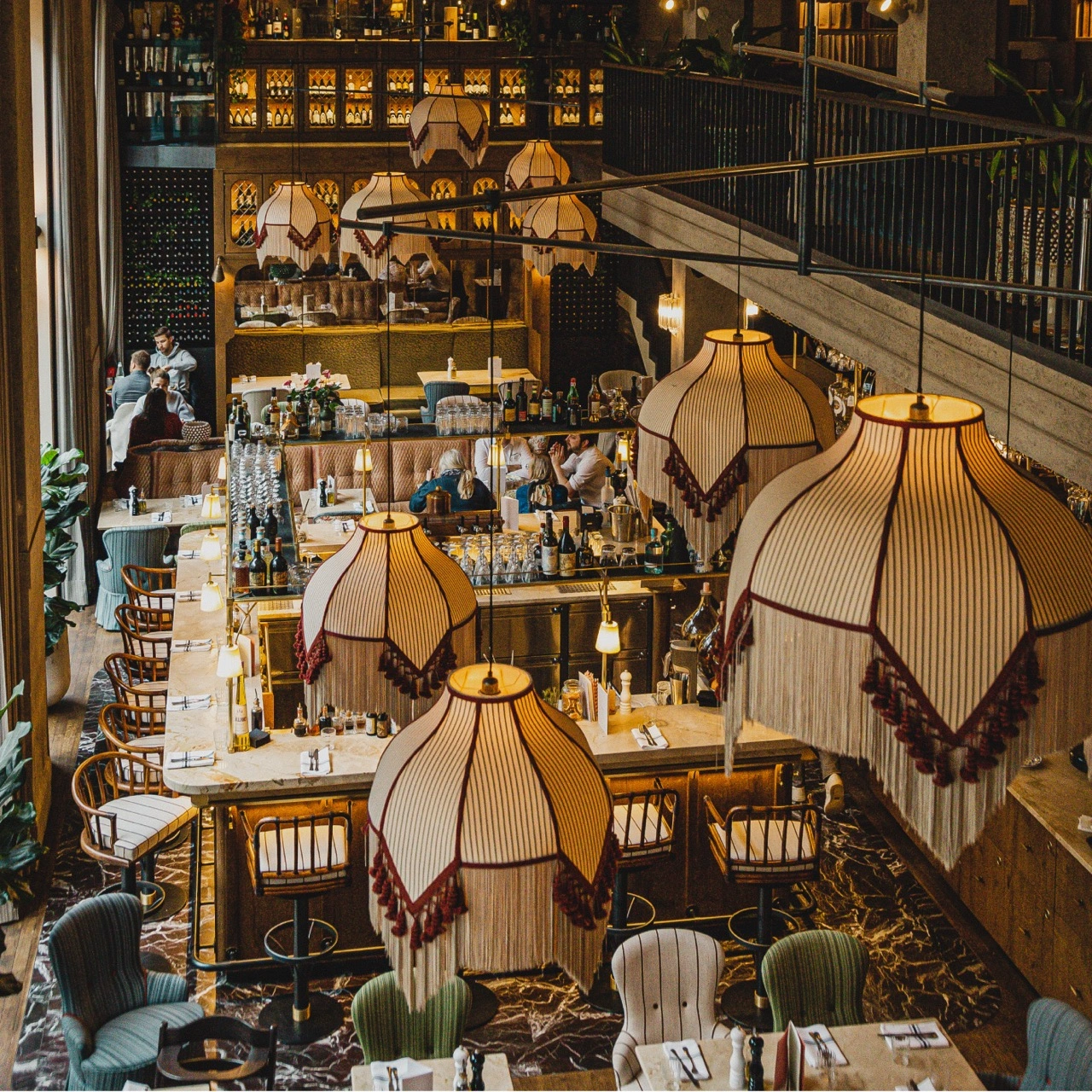 Gastraum Restaurant Gigi München mit Blick auf die Bar und dekorative Lampen