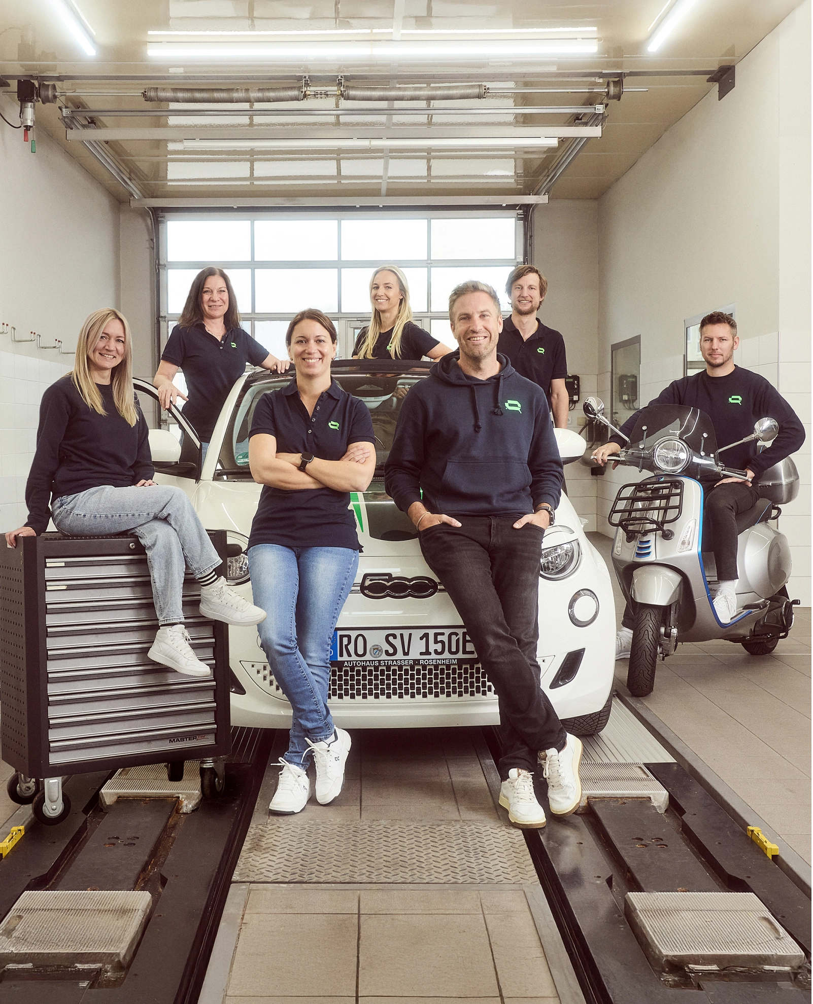 Teamfoto der Kfz-Sachverständigen Lotterschmid München in der Werkstatt