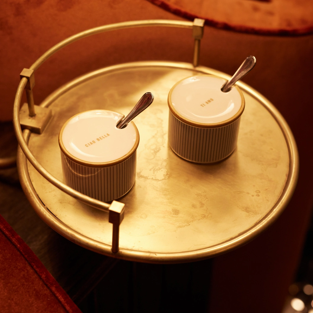 Tischdetail mit Zucker- und Gewürzdosen im Restaurant Pellicano München