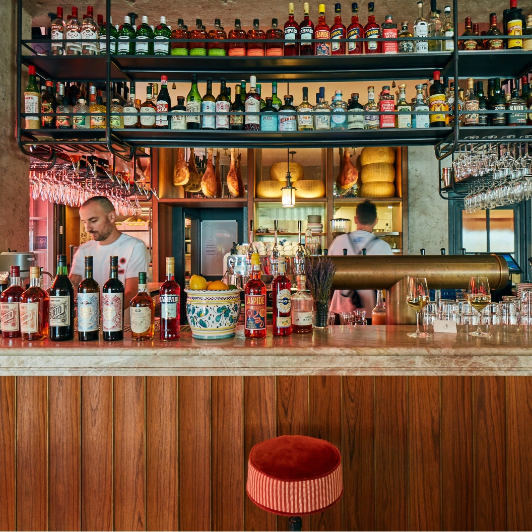 Bar im Restaurant Supernova München mit Barkeepern und umfangreicher Spirituosenauswahl