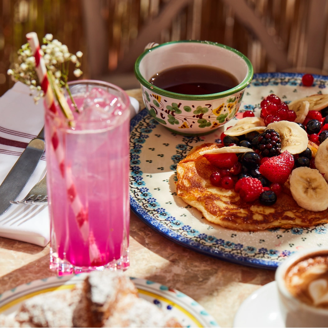 Brunch mit Pancakes und frischen Früchten im Restaurant Supernova München