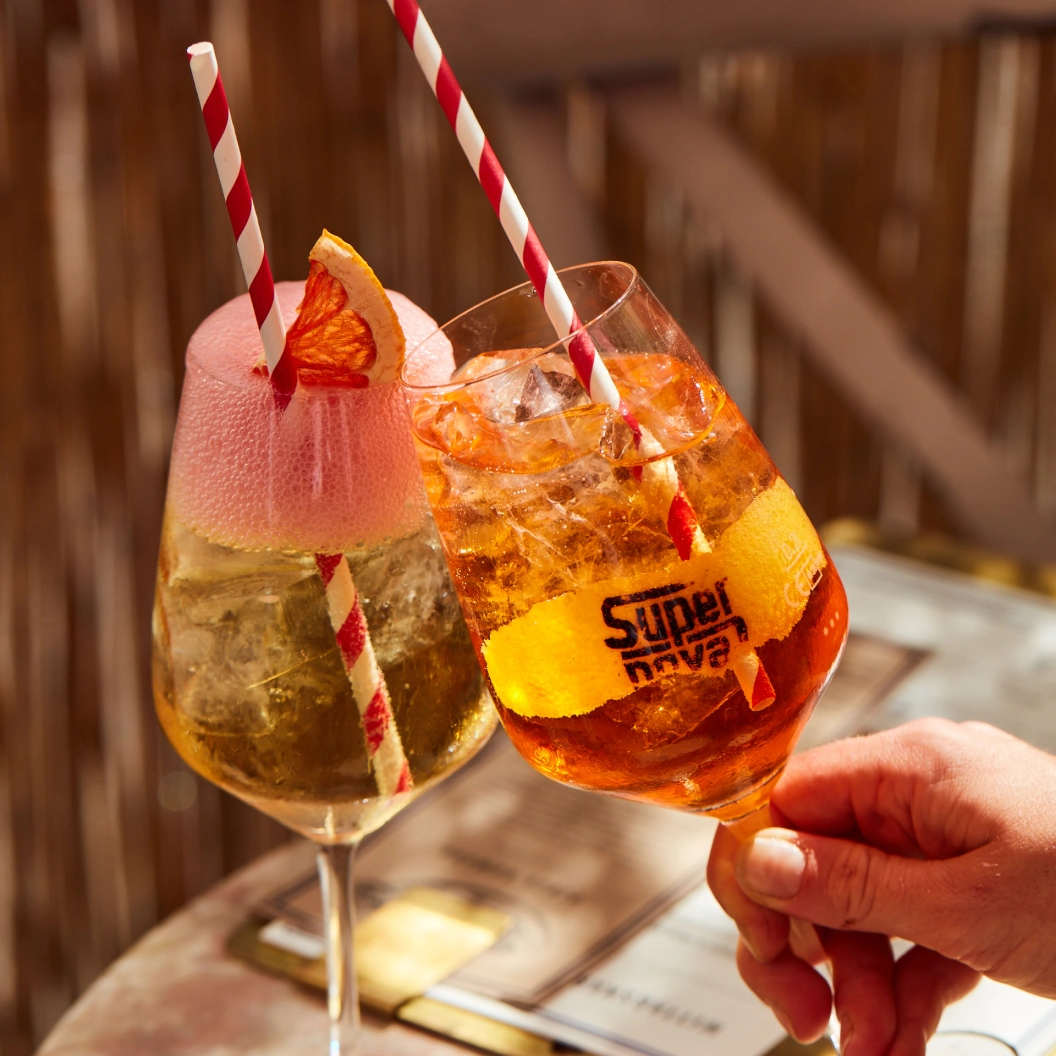Signature-Cocktails mit Supernova-Branding im Restaurant Supernova München