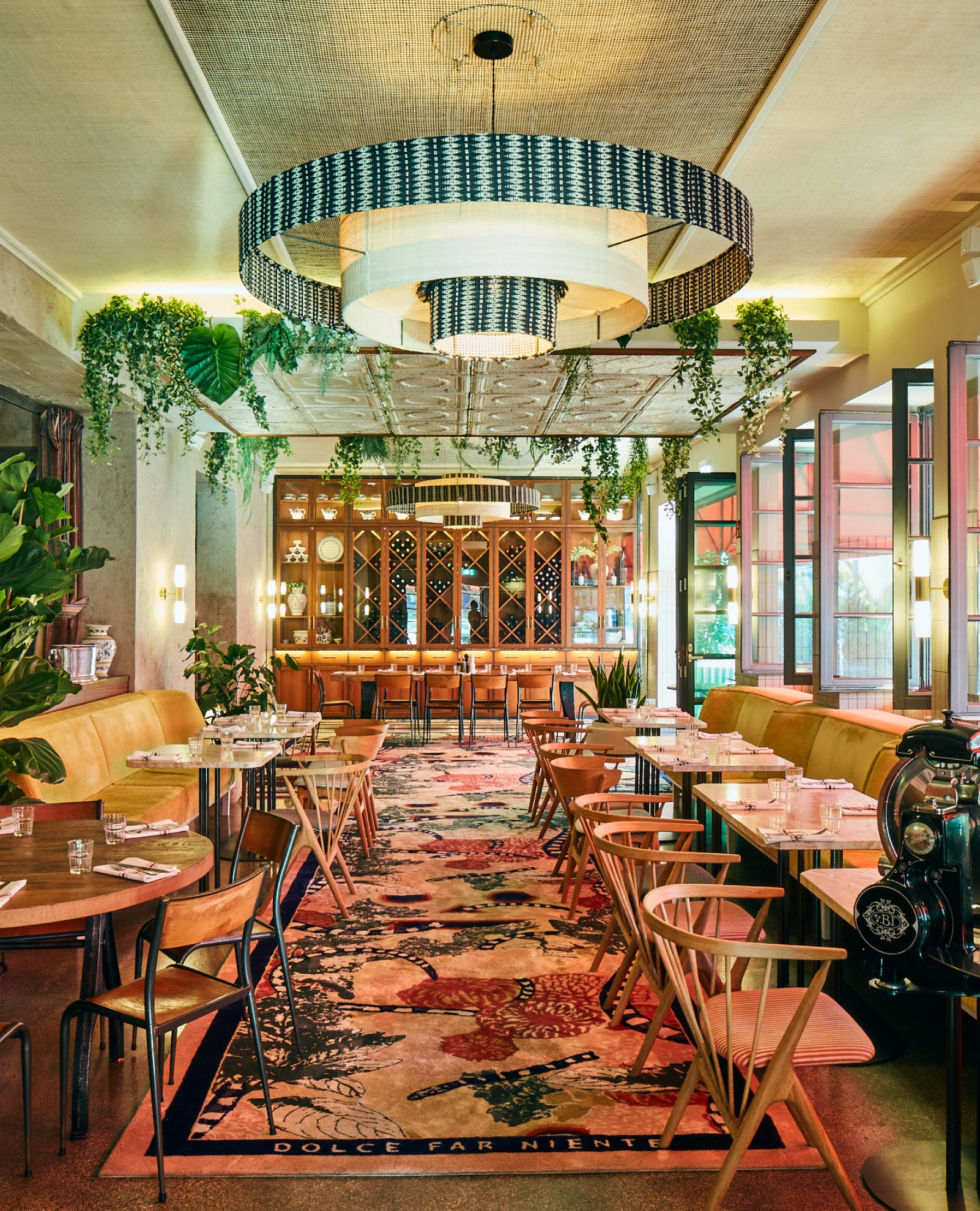 Farbenfroher Innenraum des Restaurant Supernova München mit Teppich und Pflanzen