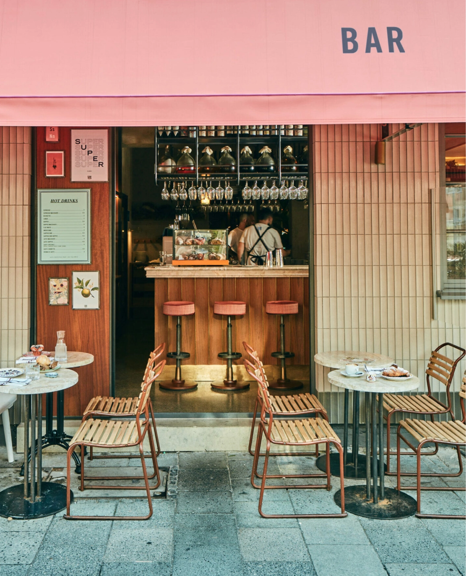 Aussenbereich des Restaurant Supernova München mit rosa Fassade