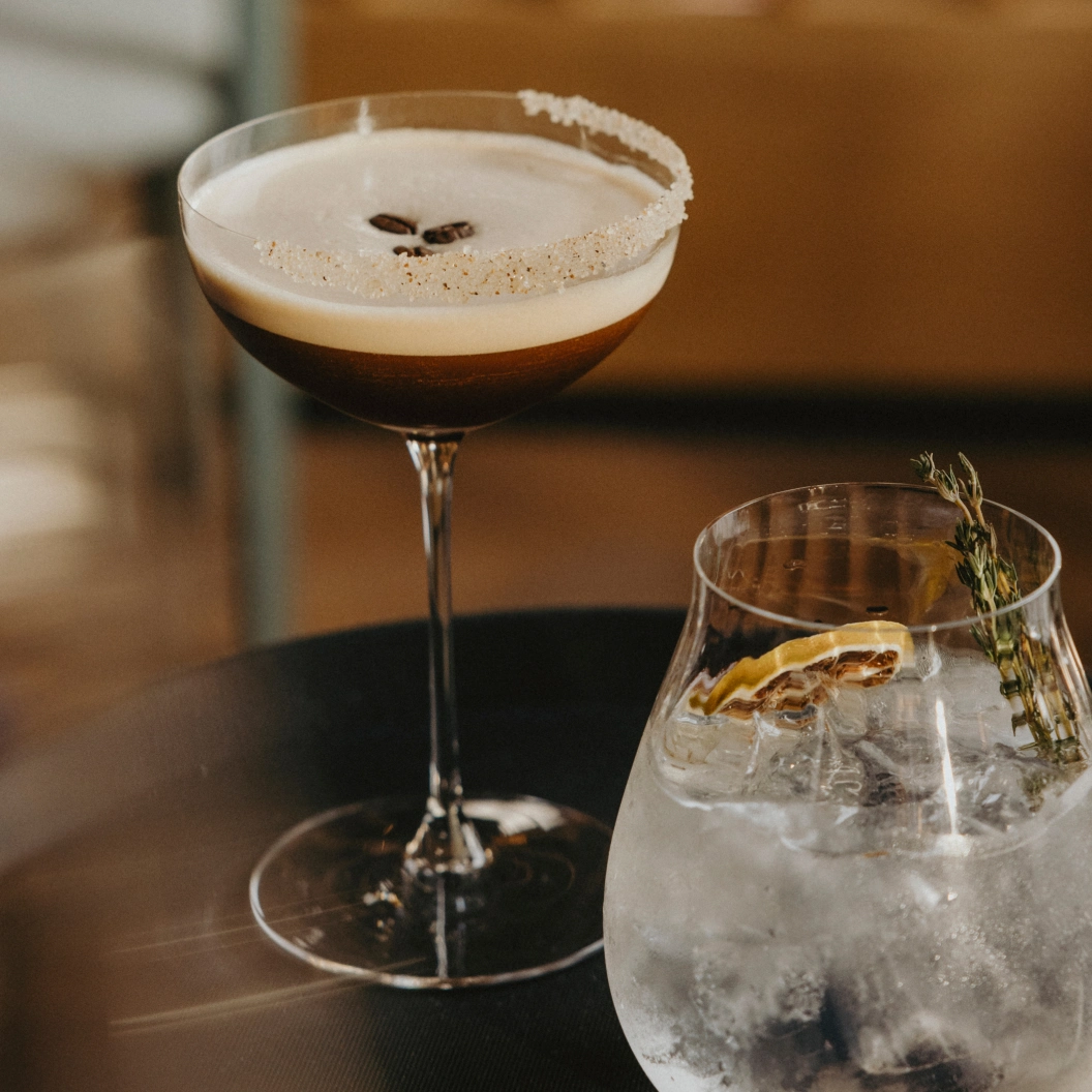 Espresso Martini und Gin Tonic in der Brasserie Turbinenhaus München