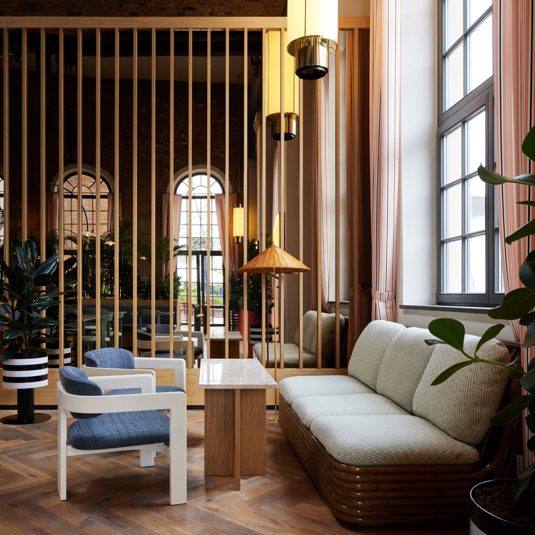 Gemütlicher Lounge-Bereich in der Brasserie Turbinenhaus München mit Hängeleuchten