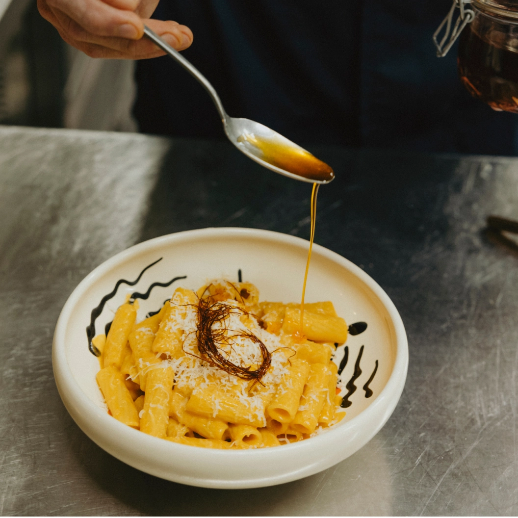 Frische Pasta mit Sauce in der Brasserie Turbinenhaus München