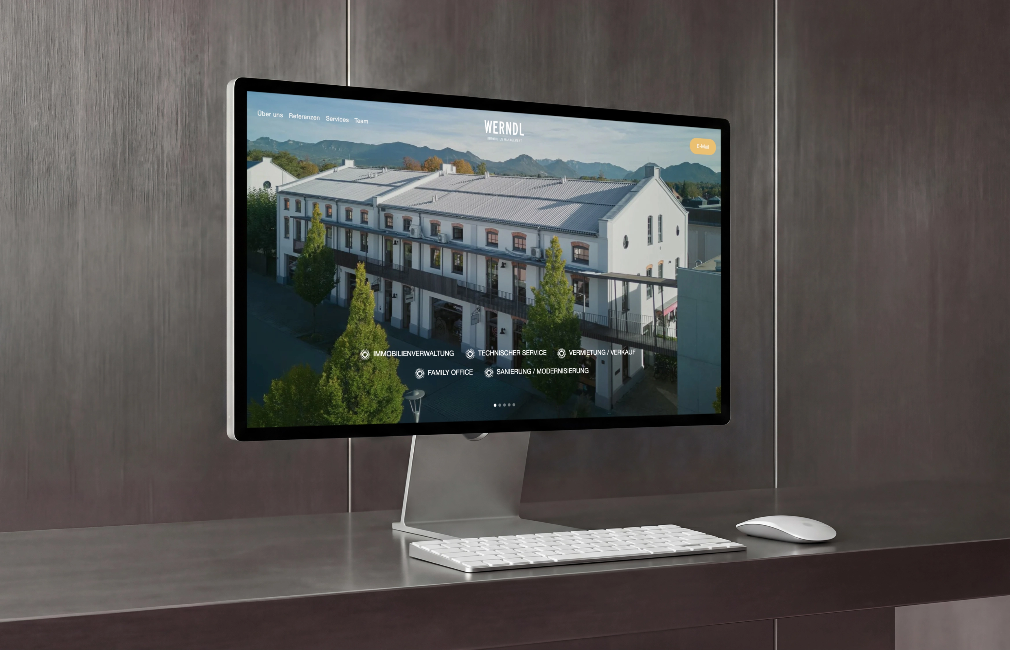 Webflow-Webdesign für Immobilien Werndl München – Hero-Bereich auf Desktop-Monitor